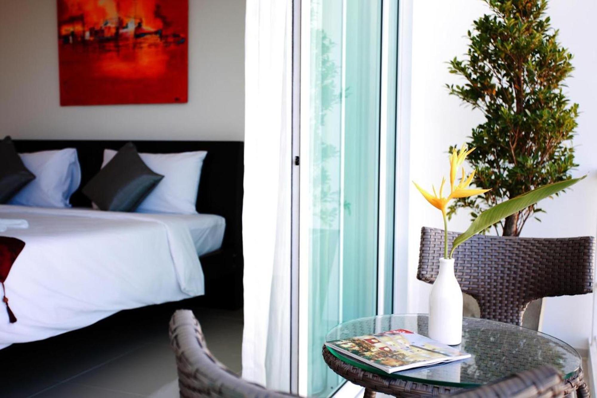 One World One Home Naiharn Hotel Rawai Extérieur photo