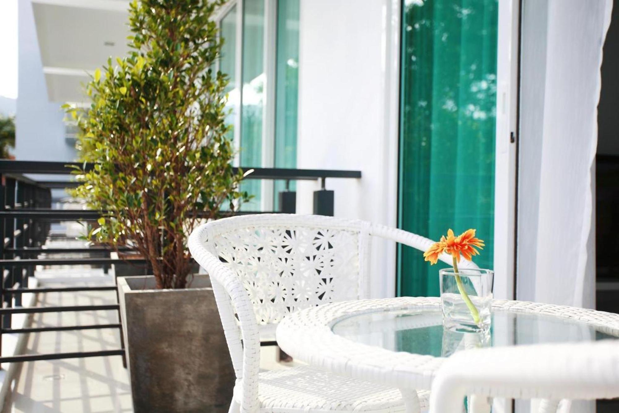 One World One Home Naiharn Hotel Rawai Extérieur photo