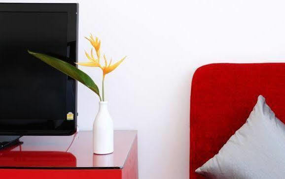 One World One Home Naiharn Hotel Rawai Extérieur photo
